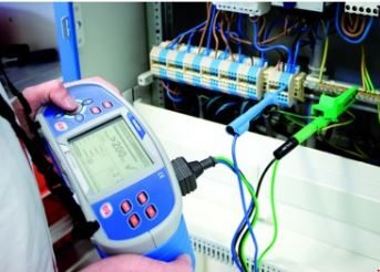 Installatietester aangesloten op een verdeelkast tijdens een keuring