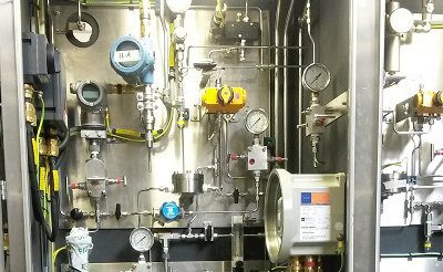 Meet- en regelpaneel met drukmeters en sensoren